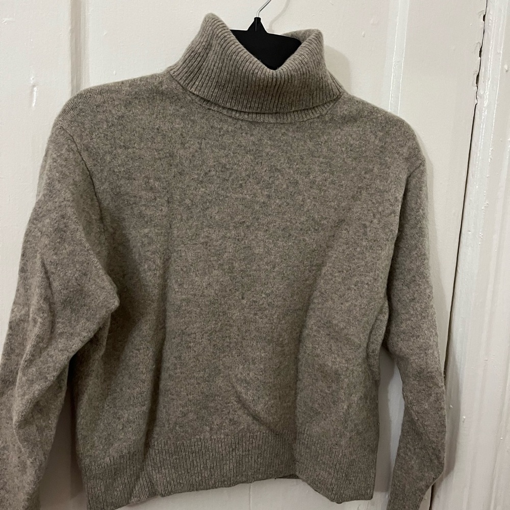 Uniqlo Women's Wool Turtleneck Sweater in Gray (Fits like a SMALL)